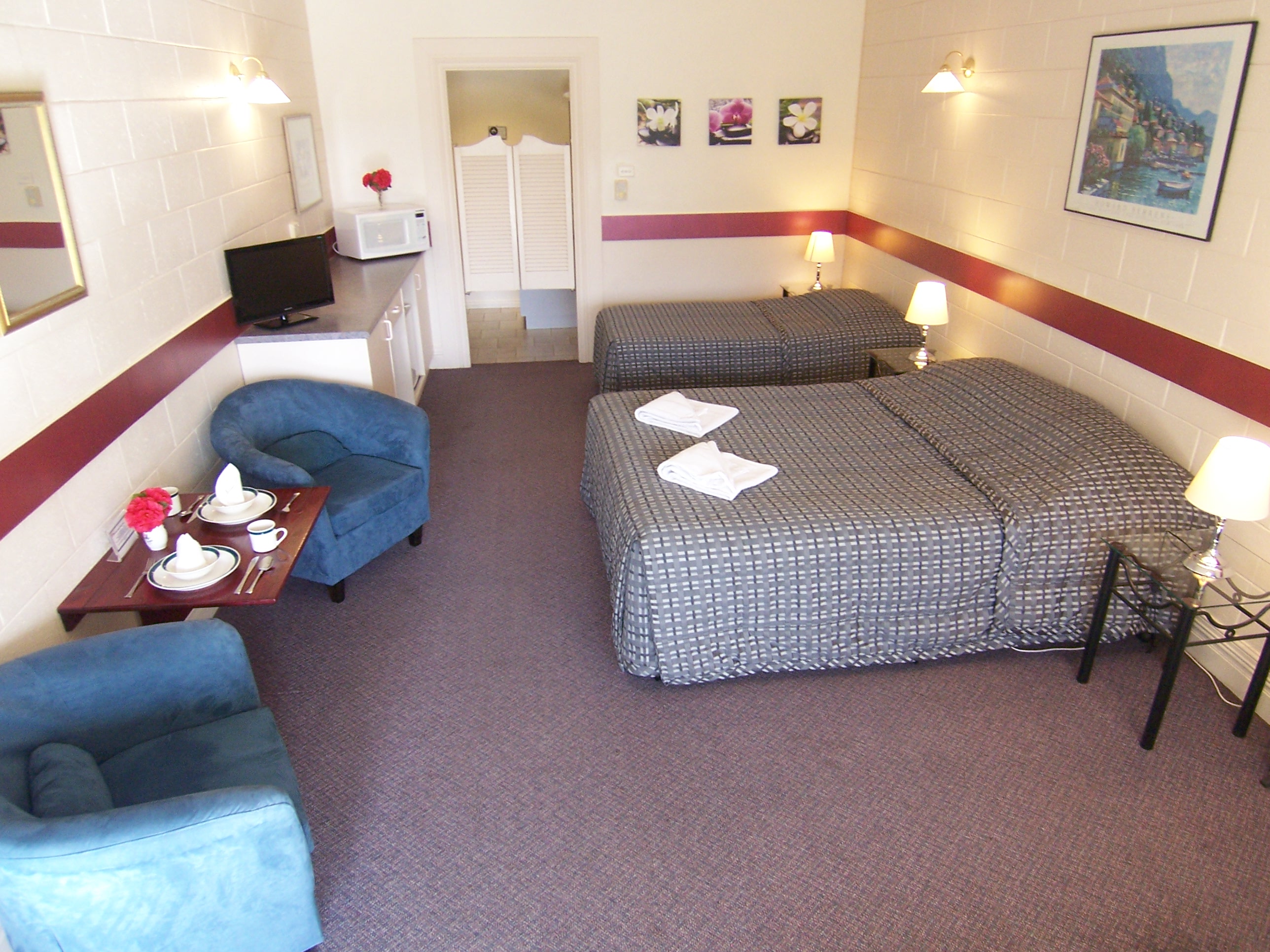 Units 1 and 2, Standard rooms, 1 Queen, 1 single bed, kitchenette facilities and bathroom with shower