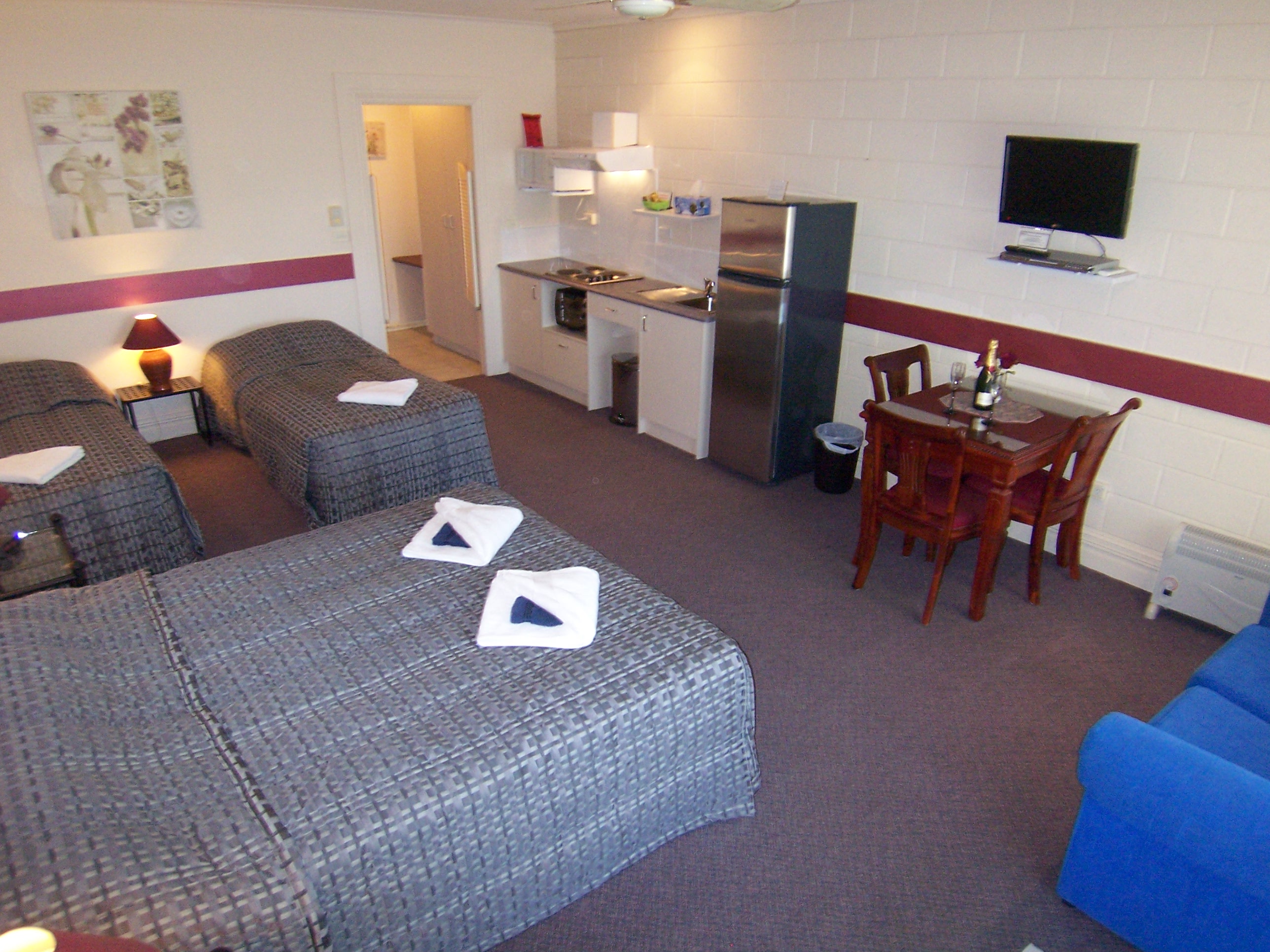Family Studio Apartment with full kitchen, 1 Queen, 2 single beds and bathroom with shower