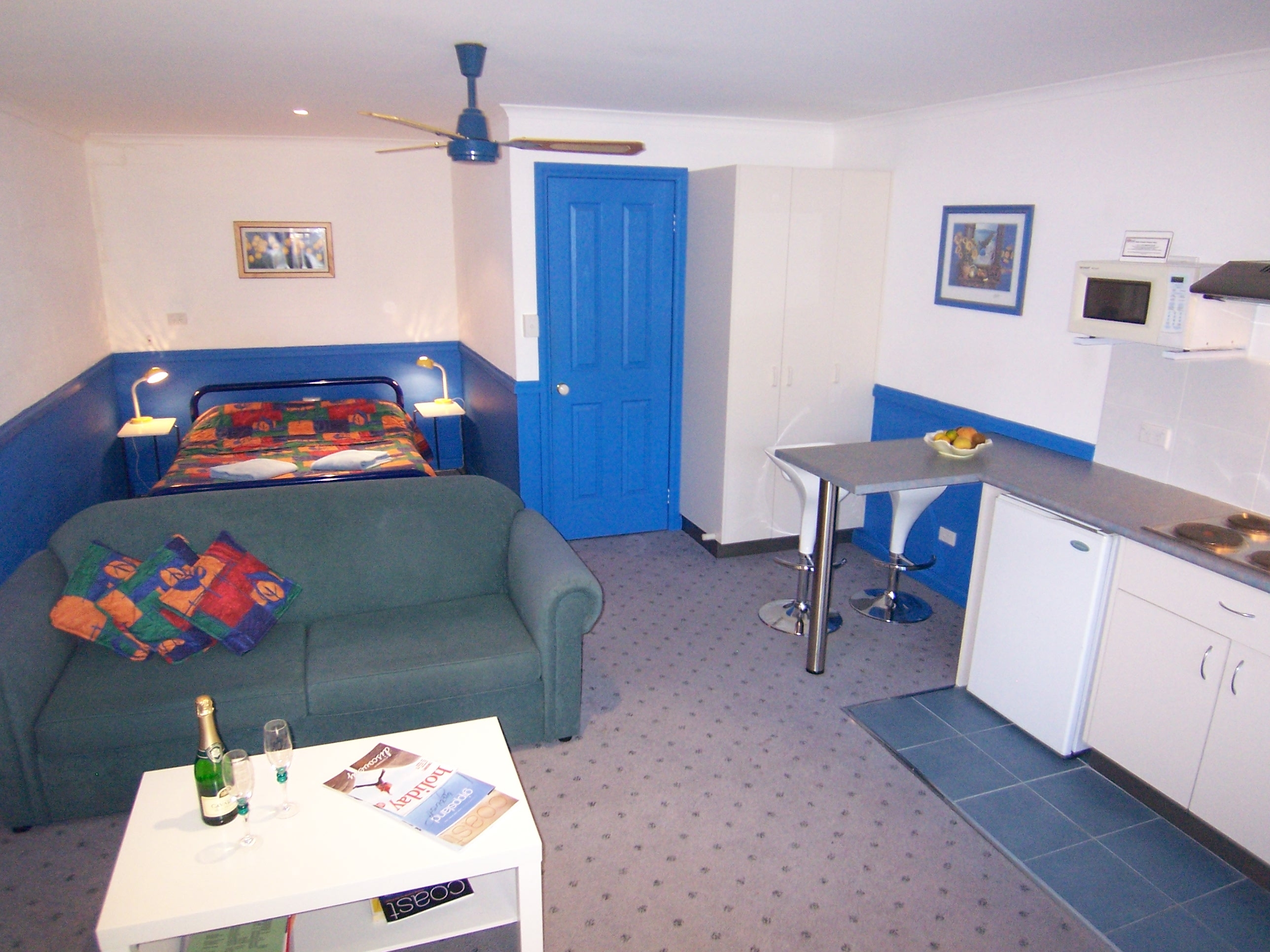 Studio Apartment with full kitchen, double bed and bathroom with shower