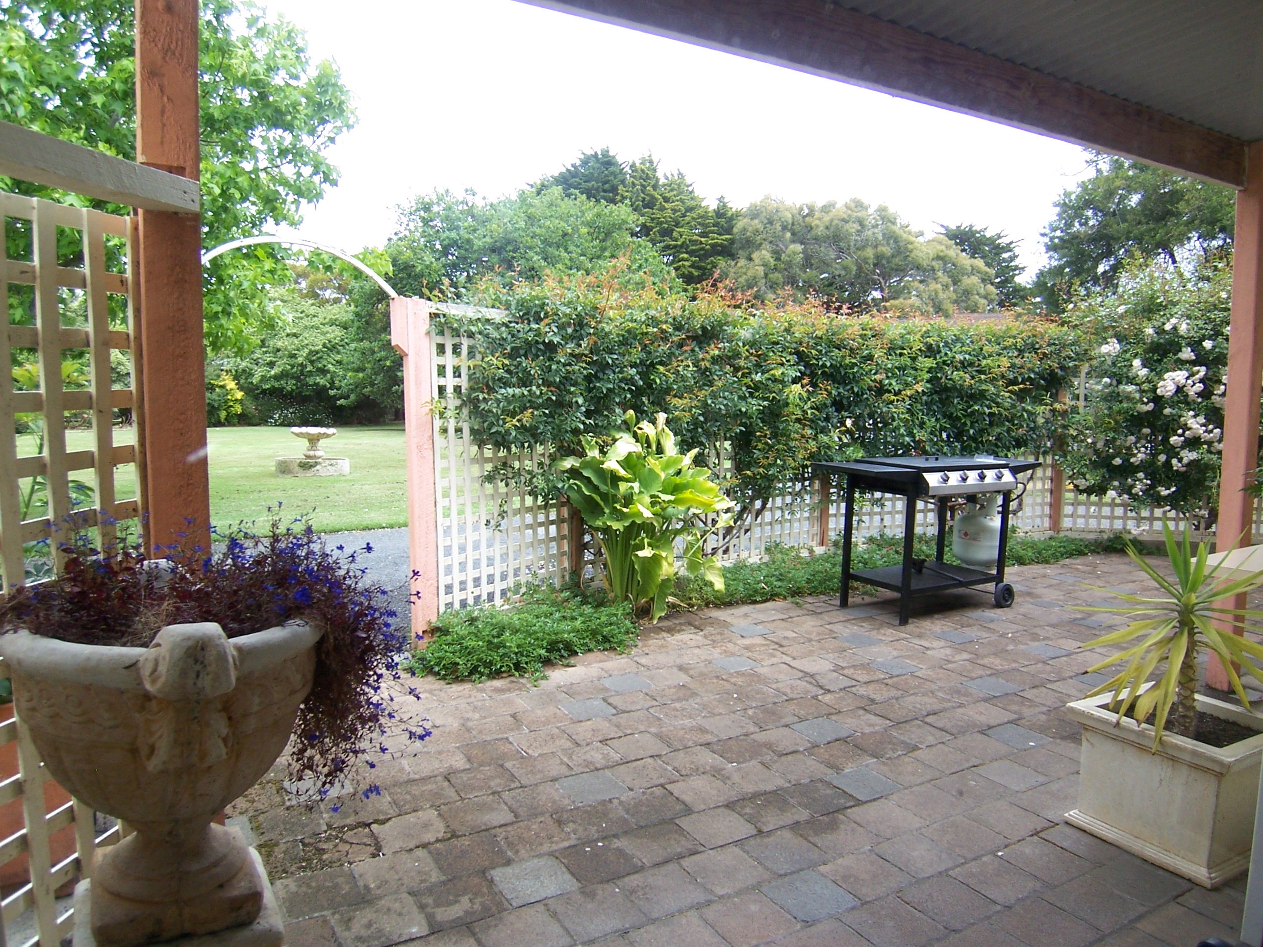 Courtyard patio area with Barbeque (shared)