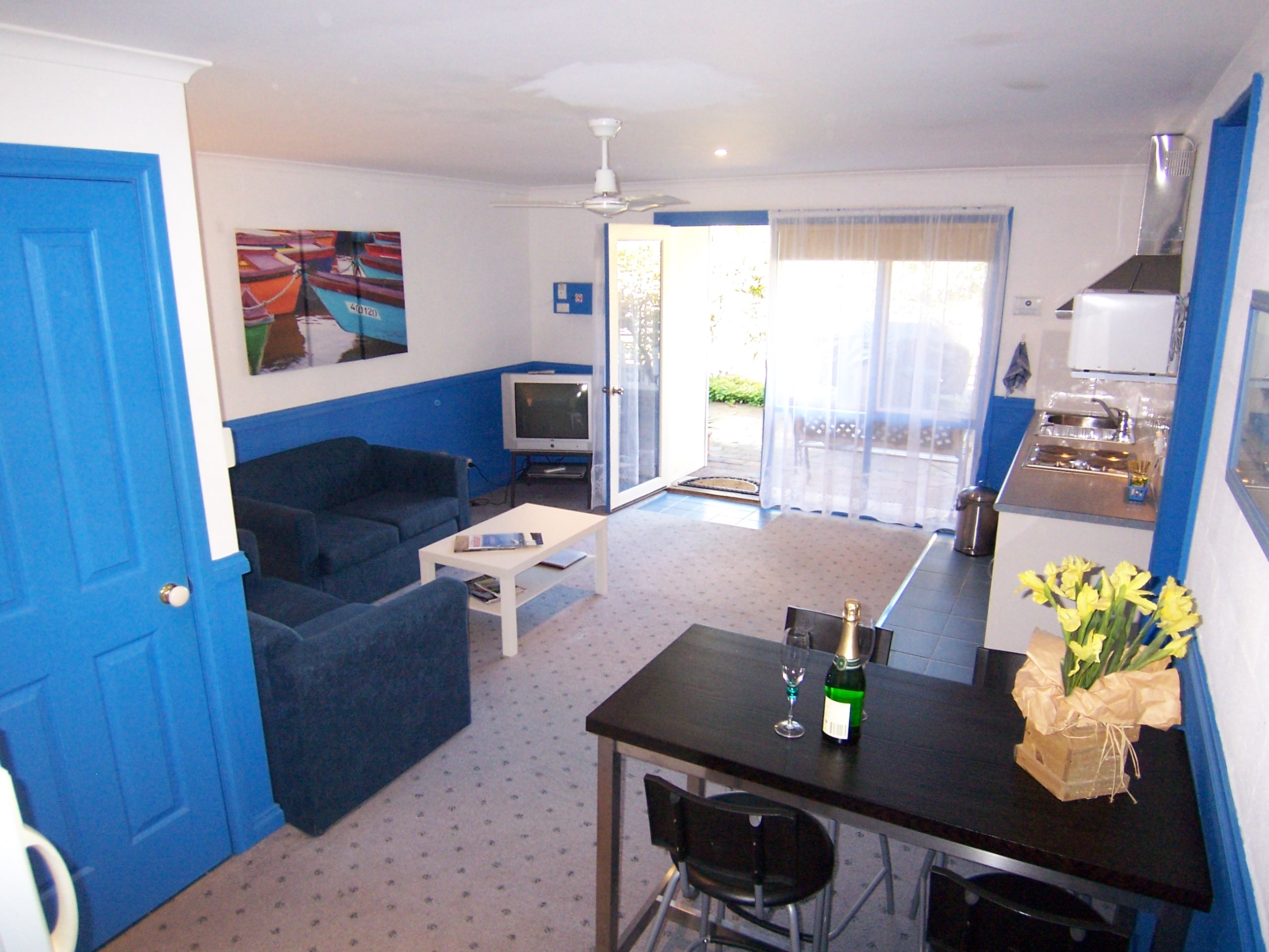 2 Bedroom Apartment with full kitchen, 1 queen bedroom, 1 twin bedroom and bathroom with shower
